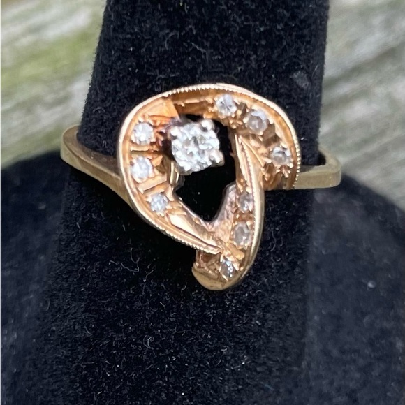 Diamond Ring. Estate piece. 14k. Total quarter carat.Beautiful unique design - Picture 4 of 7
